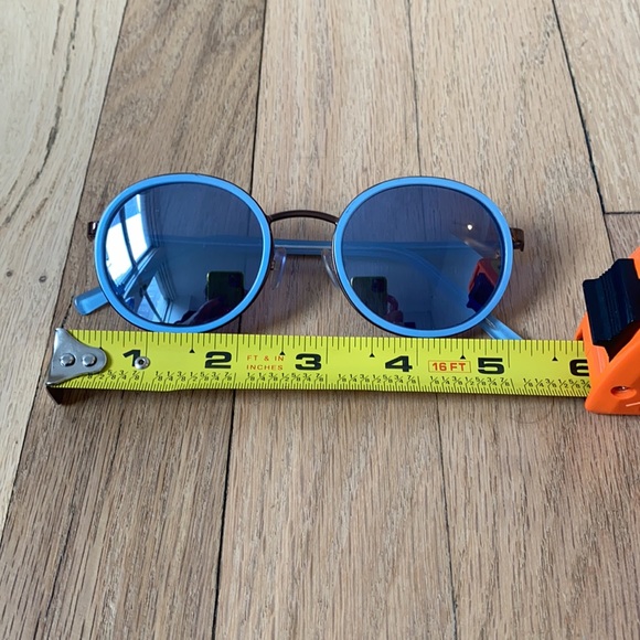 Sunglasses in blue. Round shape. - Picture 3 of 3